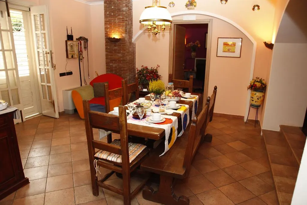 B&B Cocus Inn Aeroporto di Catania Fontana Rossa Bed & Breakfast